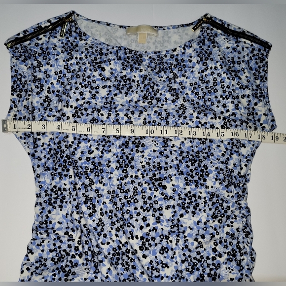 Michael Kors Blue Micro Floral AOP Ruched Fitted Blouse with Cap Sleeves - Picture 4 of 8